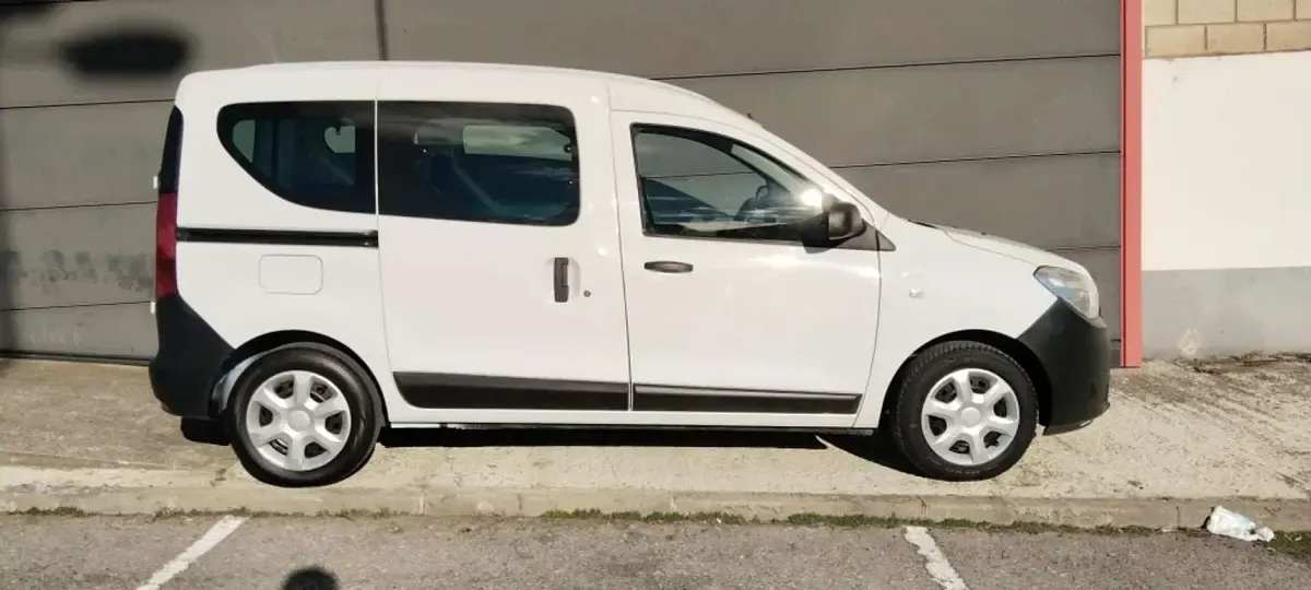 Usado Dacia Dokker Essentiel 109 CV (80 kW) 2021 Blanco Monovolumen
