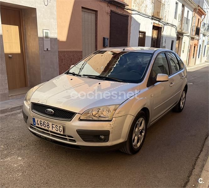Usado Ford Focus Ambiente 90 CV (66 kW) 2007 Gris / plata Berlina