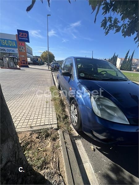 Azul Usado 2003 Ford Fiesta Trend Utilitario | 2899 € (Precio justo) - Imagen 1/4