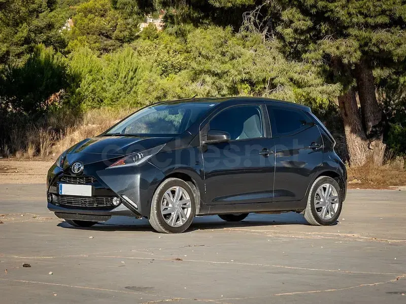 Usado Toyota Aygo Business Edition 69 CV (50 kW) 2017 Gris / plata Utilitario