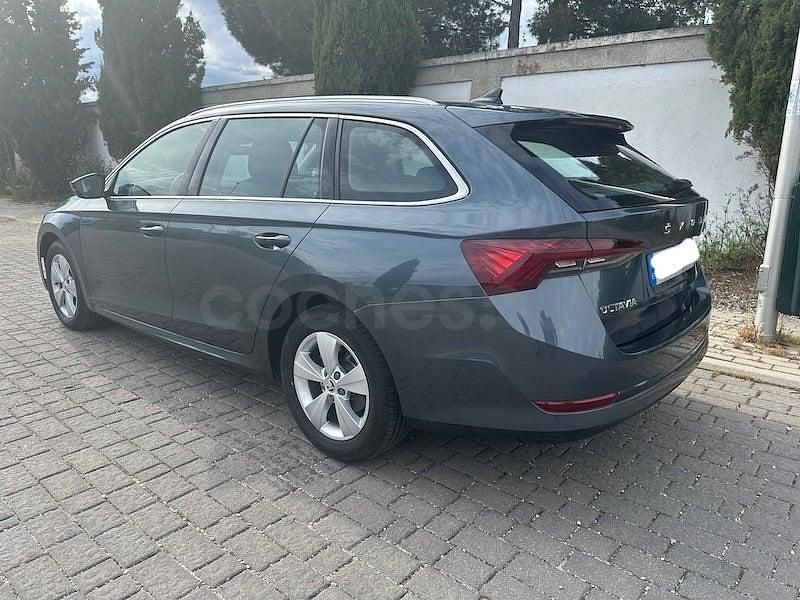Usado Skoda Octavia Ambition 150 CV (110 kW) 2021 Gris / plata Familiar