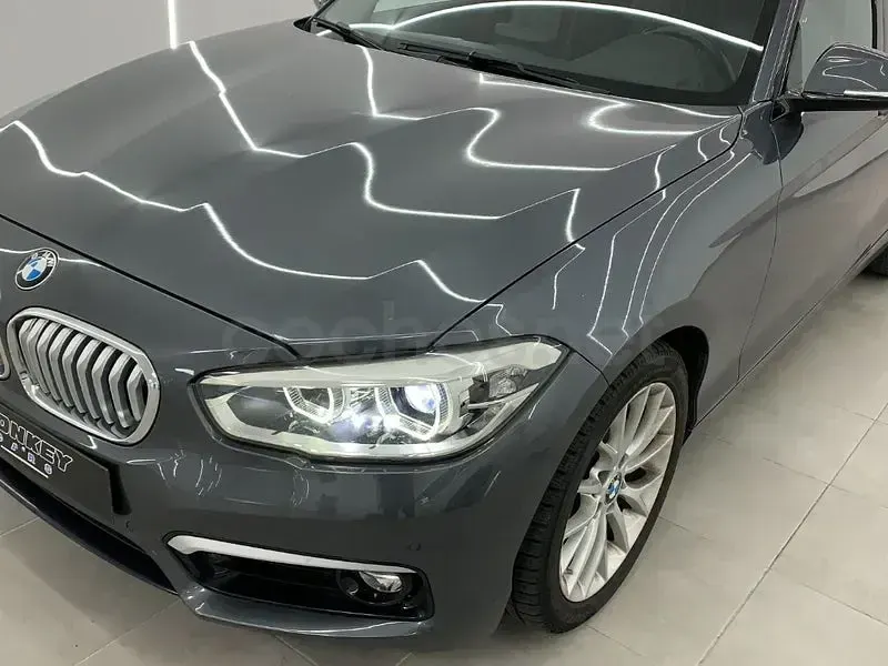 Usado BMW 118 150 CV (110 kW) 2018 Gris / plata Berlina