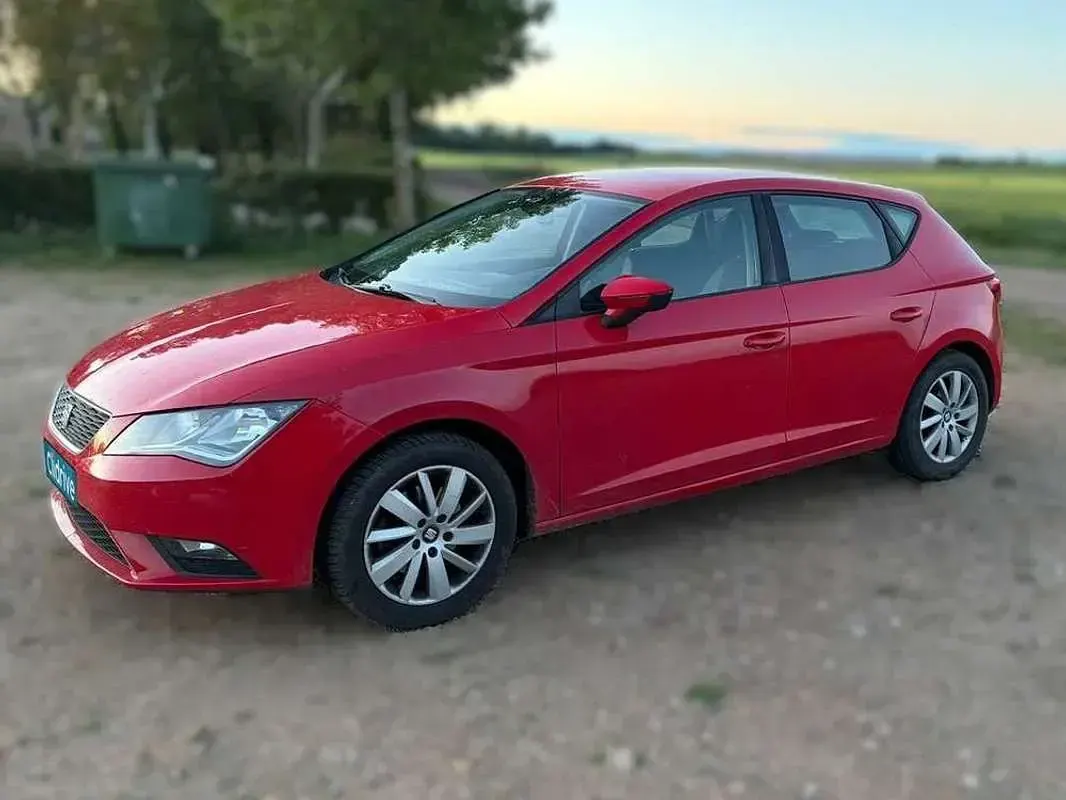 Usado Seat Leon ST Reference 110 CV (80 kW) 2013 Rojo Familiar