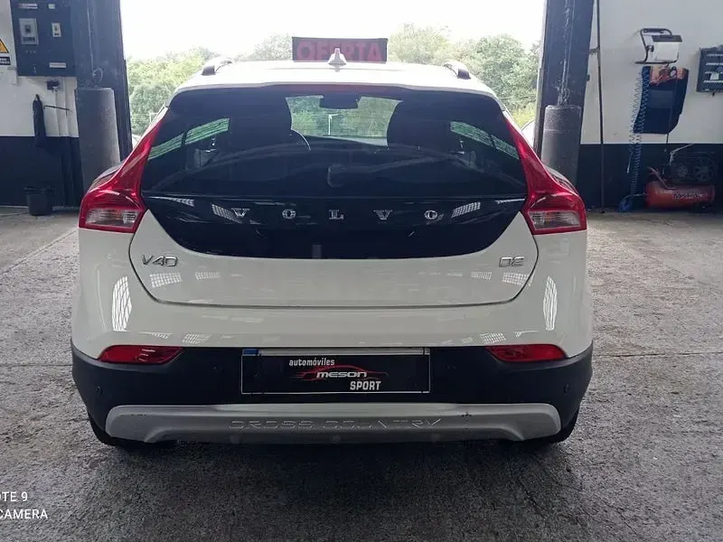 Usado Volvo V40 CC Momentum 115 CV (84 kW) 2015 Blanco Familiar