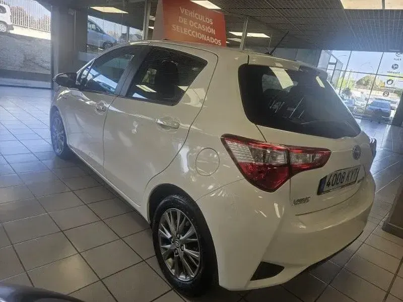 Usado Toyota Yaris Hybrid Active 100 CV (73 kW) 2019 Blanco Berlina
