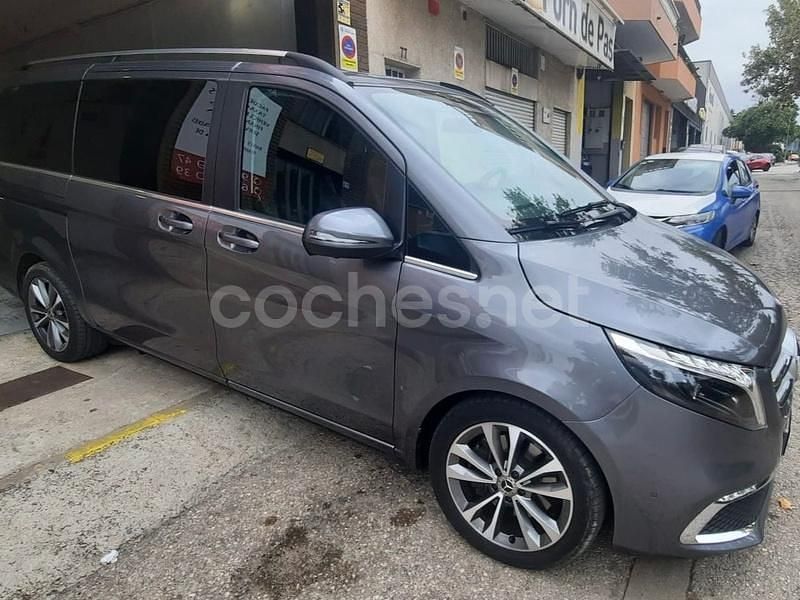 Gris / plata Usado 2023 Mercedes V220 Avantgarde Monovolumen | 64.500 € - Imagen 1/4