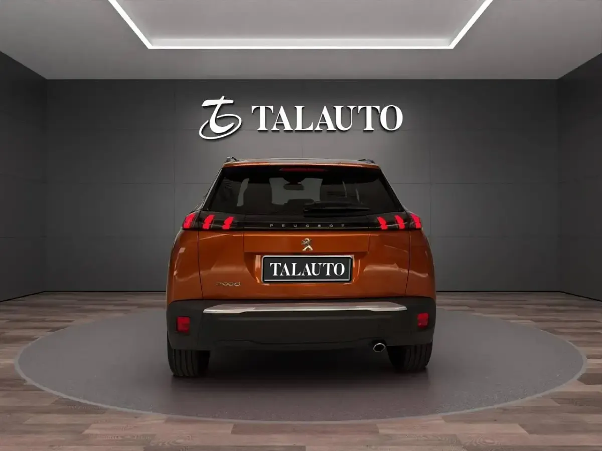 Usado Peugeot 2008 Allure 110 CV (80 kW) 2021 Naranja SUV