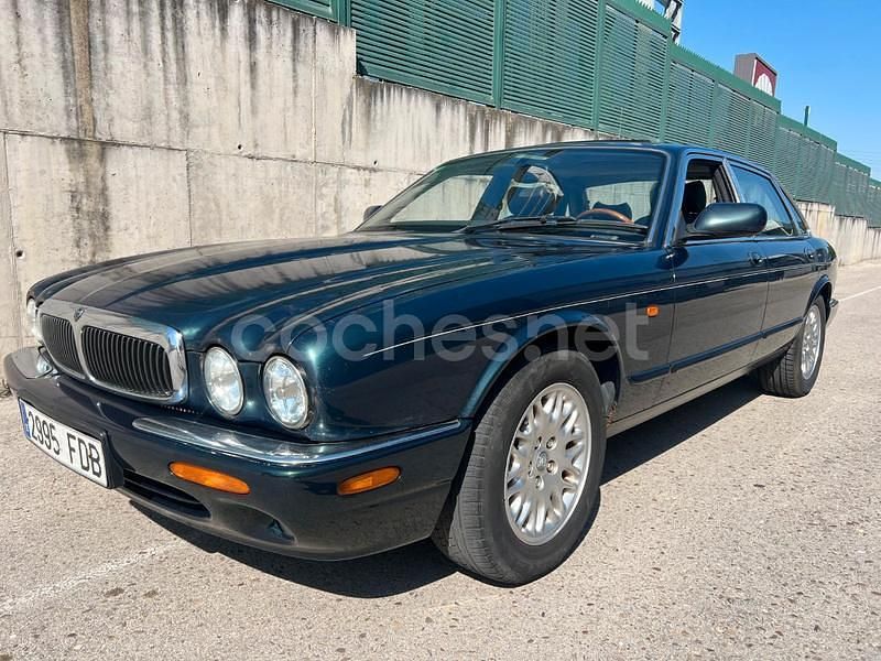 Verde Usado 2001 Jaguar XJ8 Executive Berlina | 8900 € - Imagen 1/4