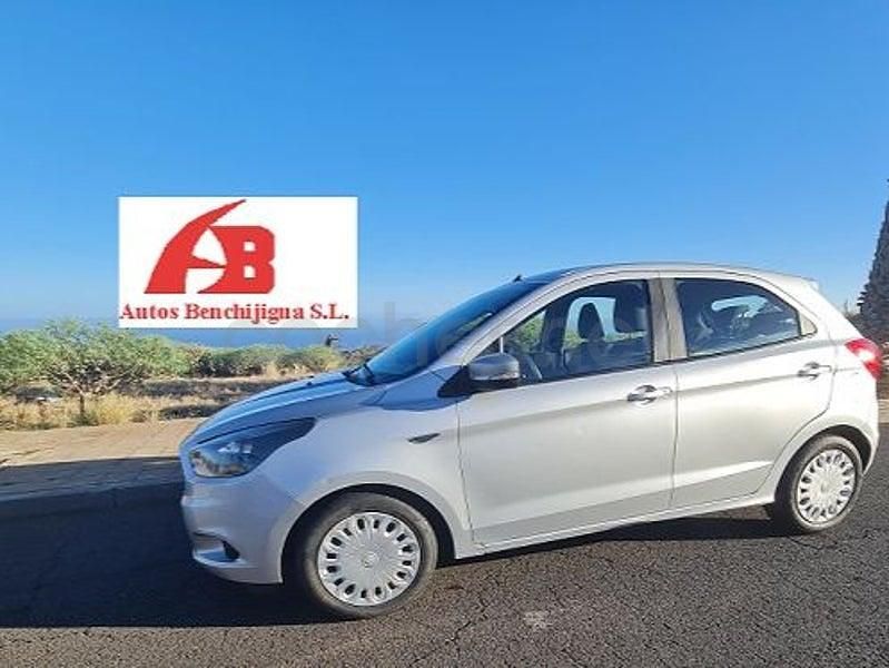 Usado Ford Ka Plus Ultimate 85 CV (62 kW) 2018 Gris / plata Utilitario