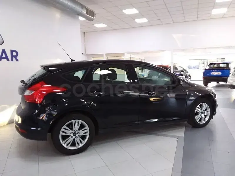 Usado Ford Focus Trend 100 CV (73 kW) 2014 Negro Berlina