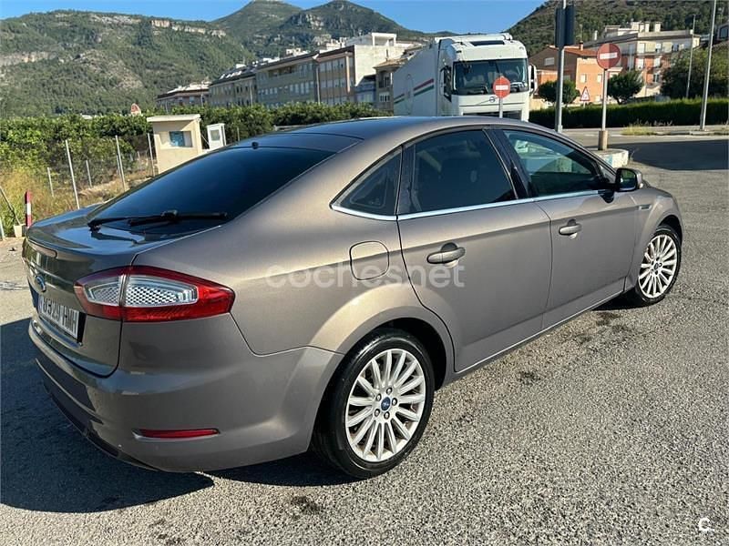 Usado Ford Mondeo Titanium 140 CV (102 kW) 2012 Gris / plata Berlina