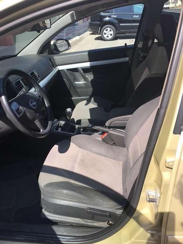Usado Opel Vectra Sport 150 CV (110 kW) 2005 Amarillo Familiar