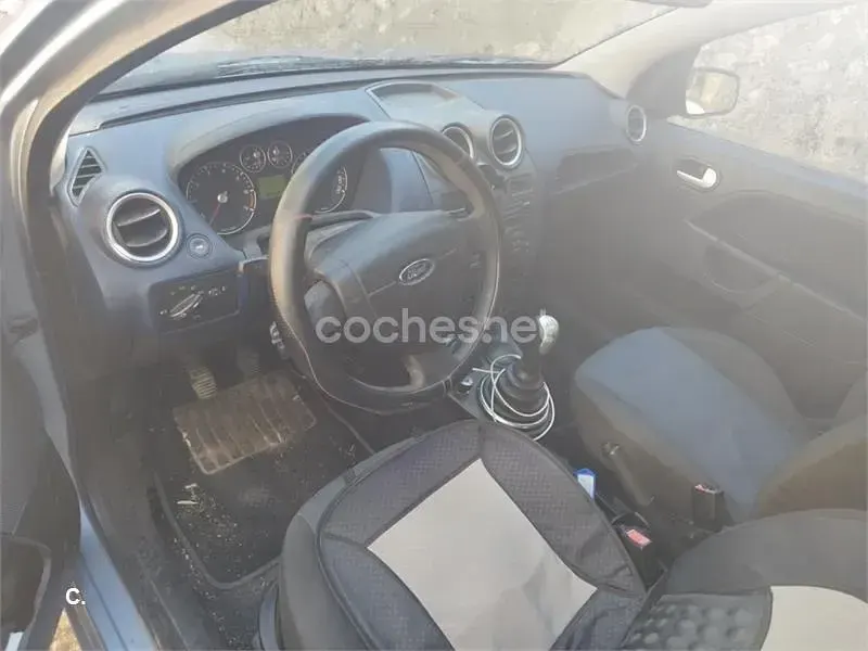 Usado Ford Fiesta Ghia 80 CV (58 kW) 2006 Gris / plata Utilitario