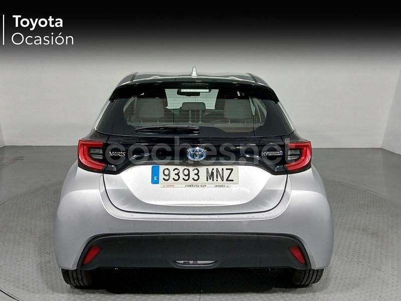 Usado Toyota Yaris Hybrid Active 116 CV (85 kW) 2024 Gris / plata Berlina