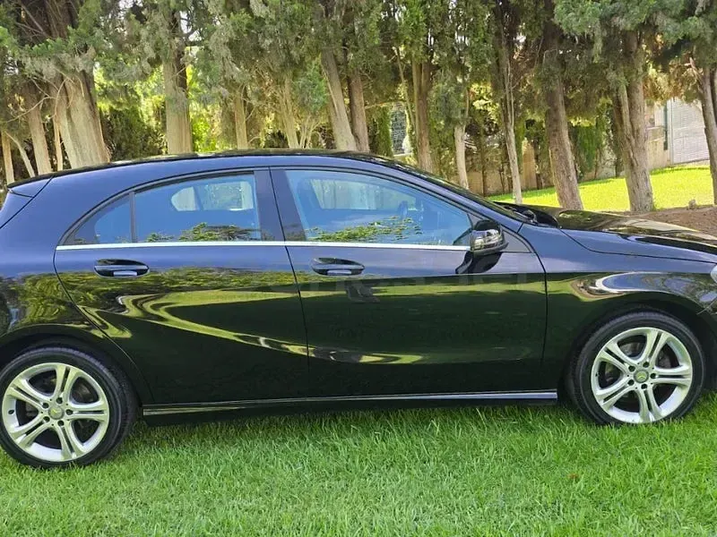 Usado Mercedes A180 Style 109 CV (80 kW) 2013 Negro Utilitario