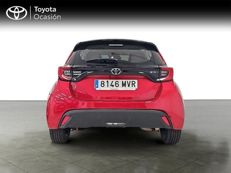 Usado Toyota Yaris Active 116 CV (85 kW) 2024 Rojo Utilitario