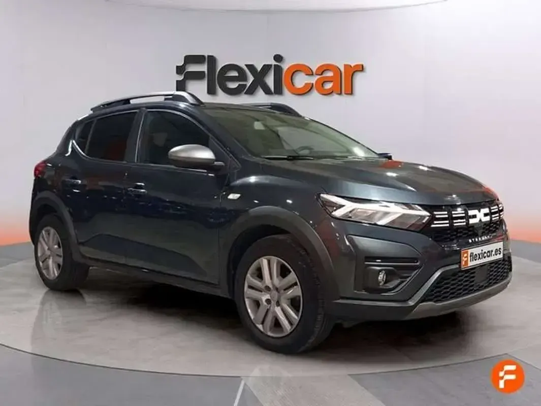 Usado Dacia Sandero Essentiel 91 CV (66 kW) 2023 Gris Utilitario