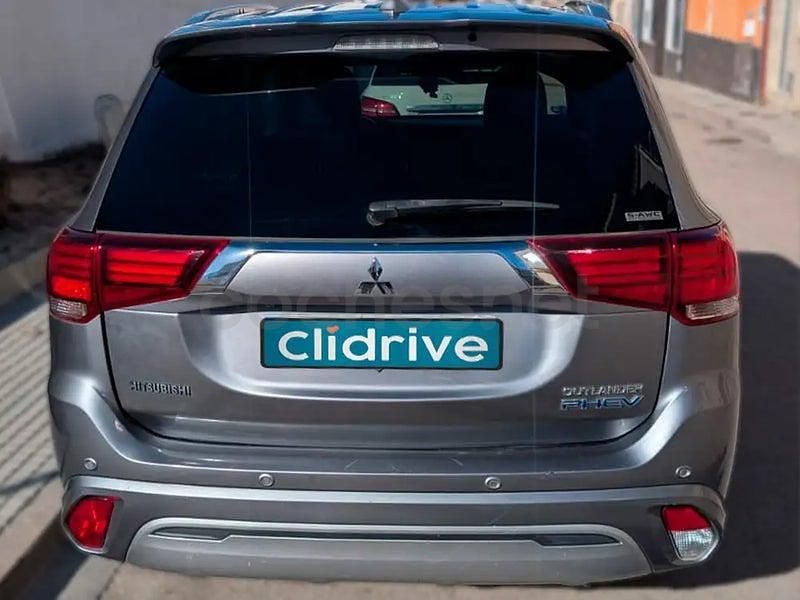 Usado Mitsubishi Outlander P-HEV 224 CV (164 kW) 2018 Gris / plata SUV