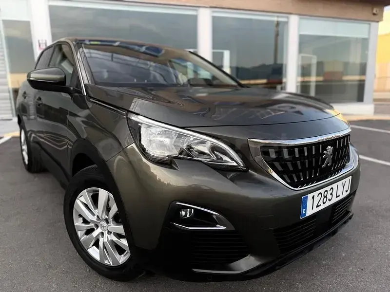 Usado Peugeot 3008 Active 131 CV (96 kW) 2020 Gris / plata SUV