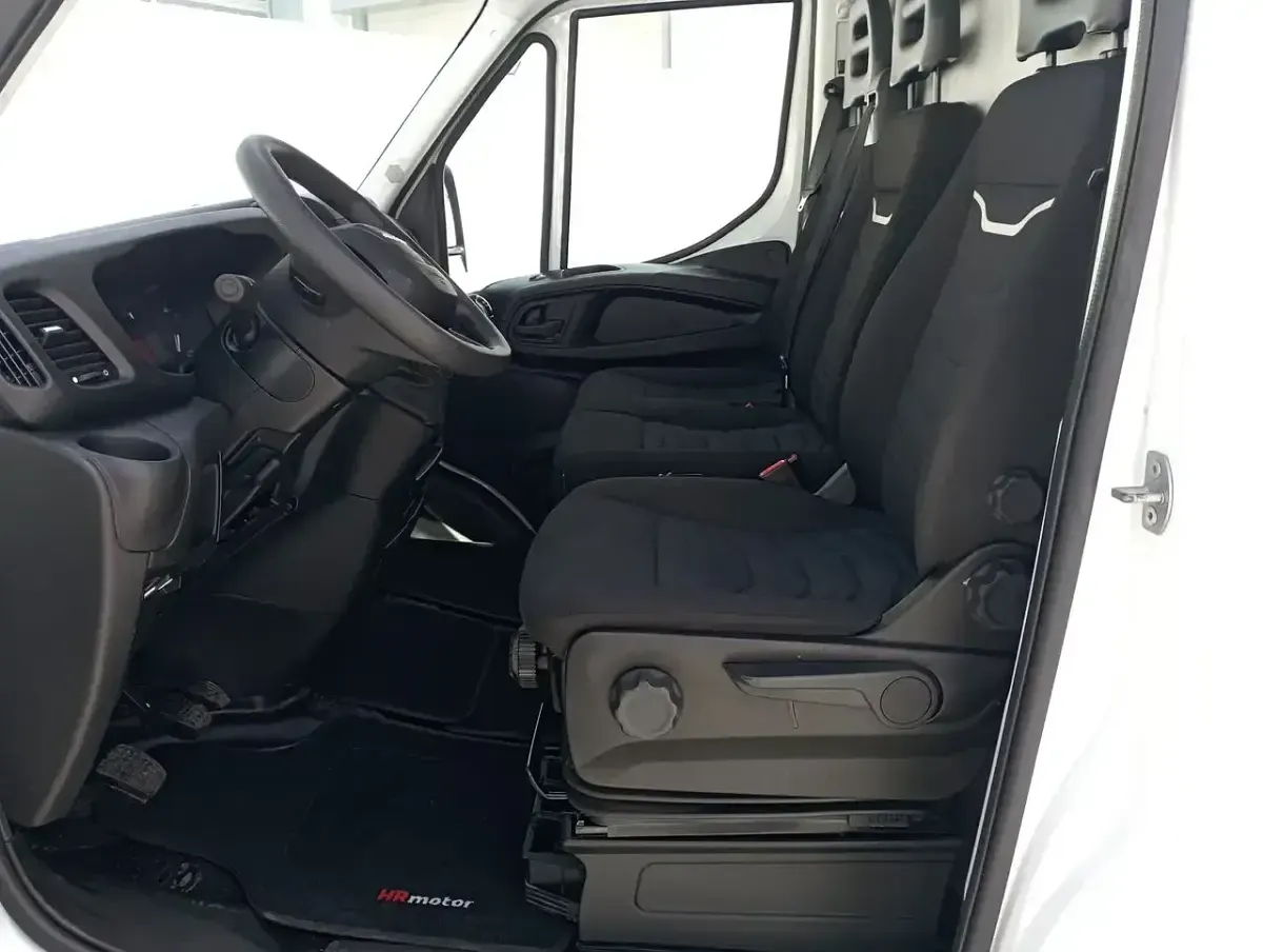 Usado Iveco Daily 136 CV (100 kW) 2022 Blanco Berlina
