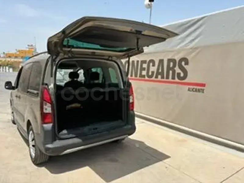 Usado Peugeot Partner Tepee Outdoor 100 CV (73 kW) 2015 Gris / plata Monovolumen