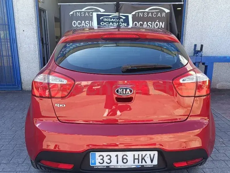 Usado Kia Rio 85 CV (62 kW) 2012 Rojo Berlina