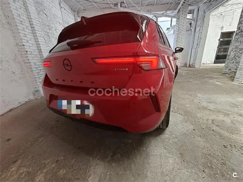 Usado Opel Astra 180 CV (132 kW) 2022 Granate Utilitario