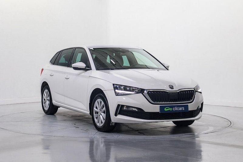 Usado Skoda Scala Selection 116 CV (85 kW) 2023 Blanco Utilitario