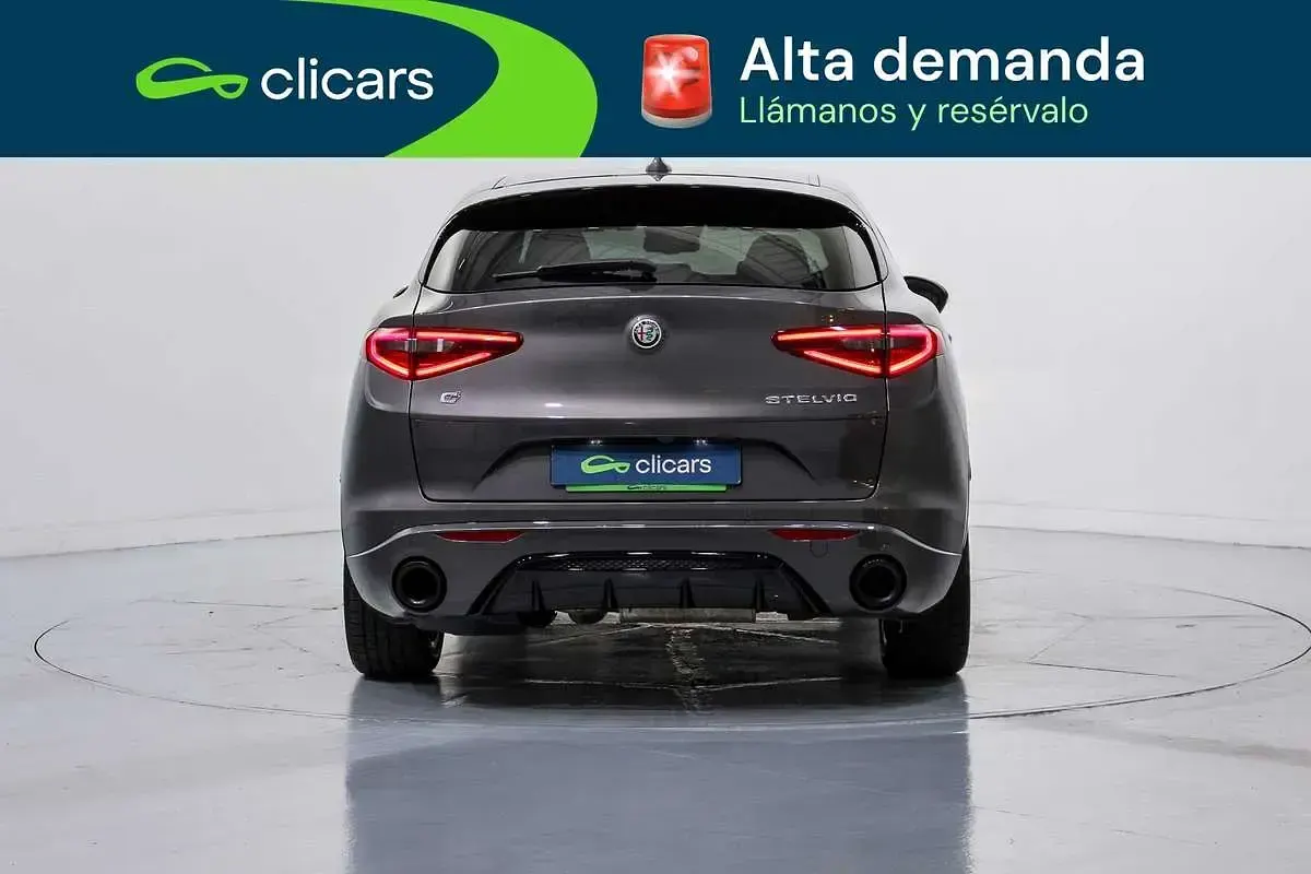 Usado Alfa Romeo Stelvio Veloce 209 CV (153 kW) 2022 Plateado SUV