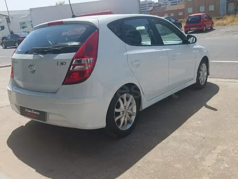 Usado Hyundai i30 GLS 126 CV (92 kW) 2011 Blanco Berlina