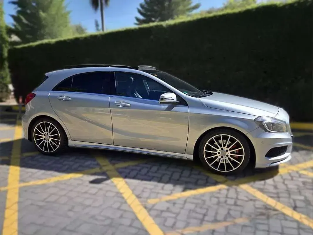 Usado Mercedes A250 AMG 211 CV (155 kW) 2012 Gris Utilitario