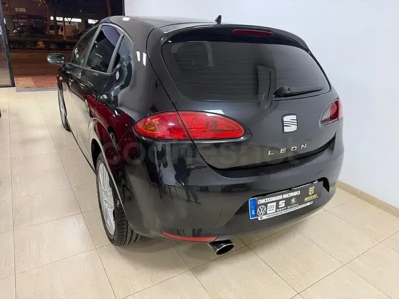 Usado Seat Leon Sport 140 CV (102 kW) 2009 Negro Utilitario