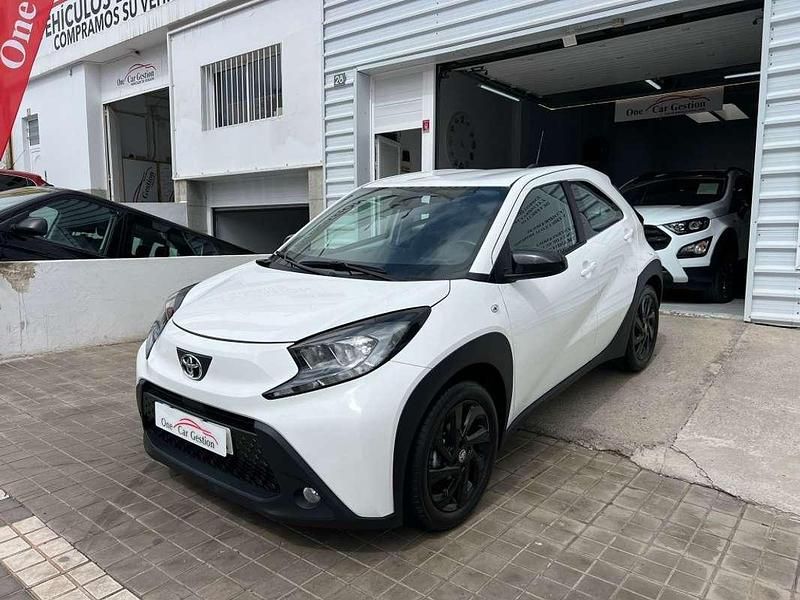 Usado Toyota Aygo Play 72 CV (52 kW) 2023 Blanco Utilitario