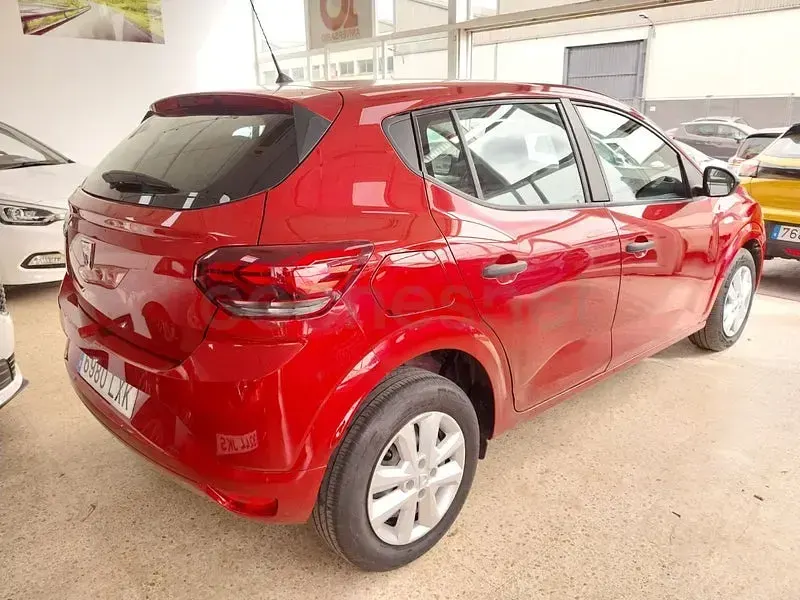 Usado Dacia Sandero Comfort 91 CV (66 kW) 2022 Granate Berlina