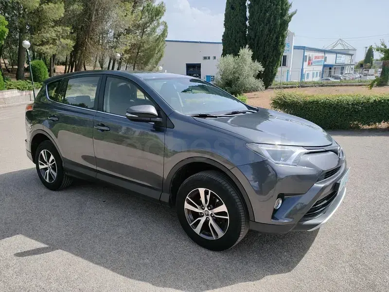 Usado Toyota RAV4 Advance 151 CV (111 kW) 2016 Gris / plata SUV
