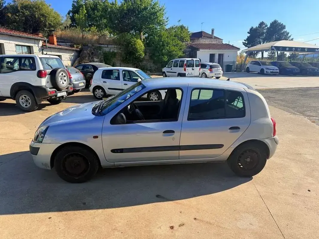 Usado Renault Clio Expression 60 CV (44 kW) 2002 Gris Utilitario