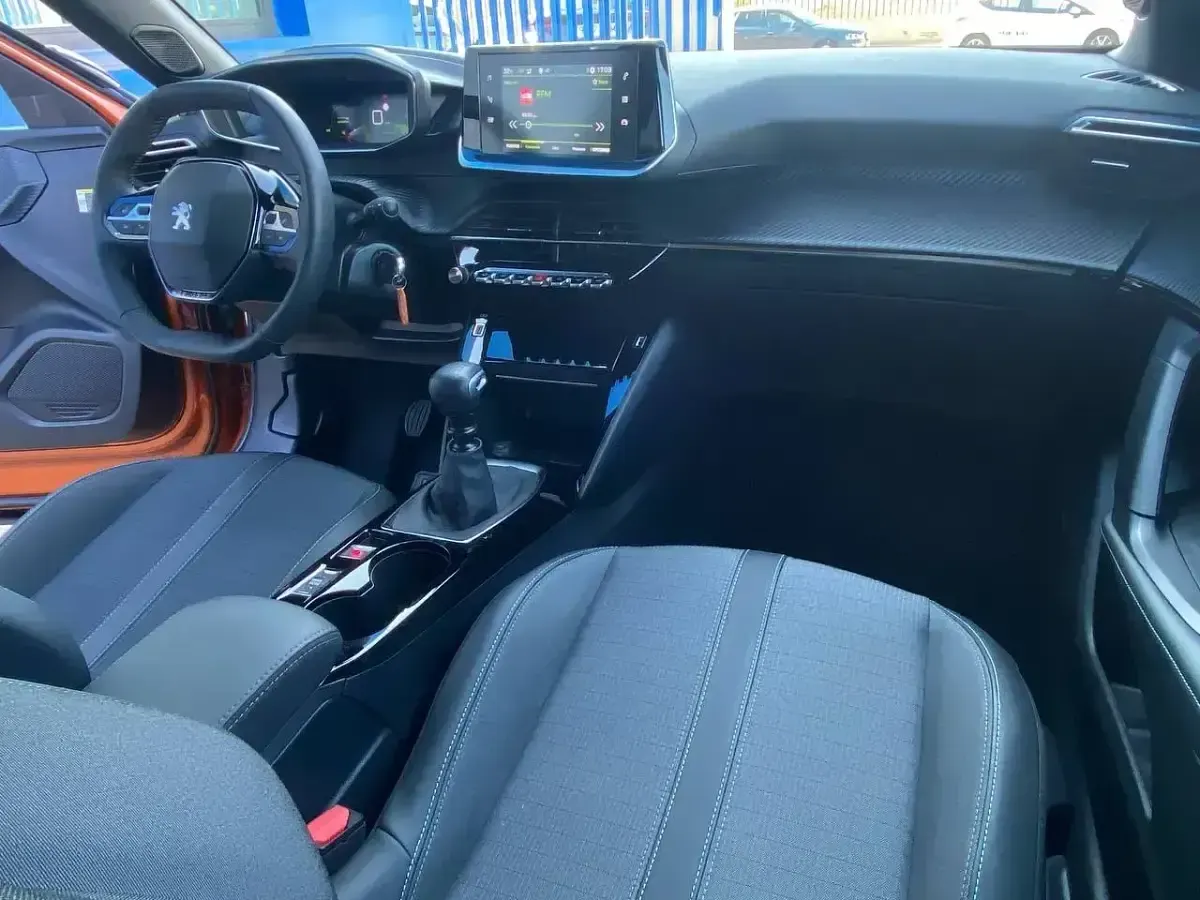 Usado Peugeot 2008 Allure 102 CV (75 kW) 2023 Naranja SUV