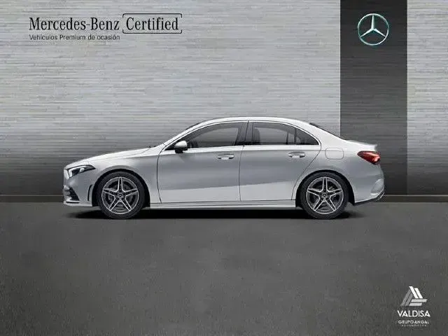 Usado Mercedes A180 AMG line 136 CV (100 kW) 2022 Plata iridio Berlina