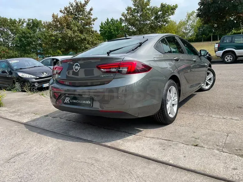 Usado Opel Insignia Innovation 136 CV (100 kW) 2019 Negro Familiar