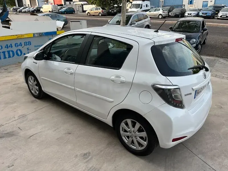 Usado Toyota Yaris Hybrid Advance 100 CV (73 kW) 2015 Blanco Berlina