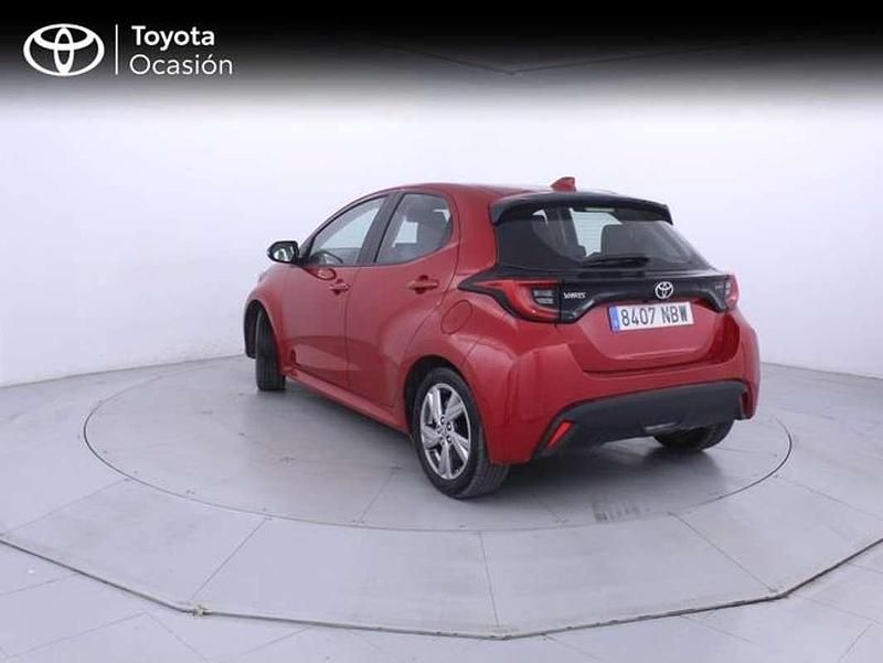 Usado Toyota Yaris Hybrid Active 116 CV (85 kW) 2025 Rojo Utilitario