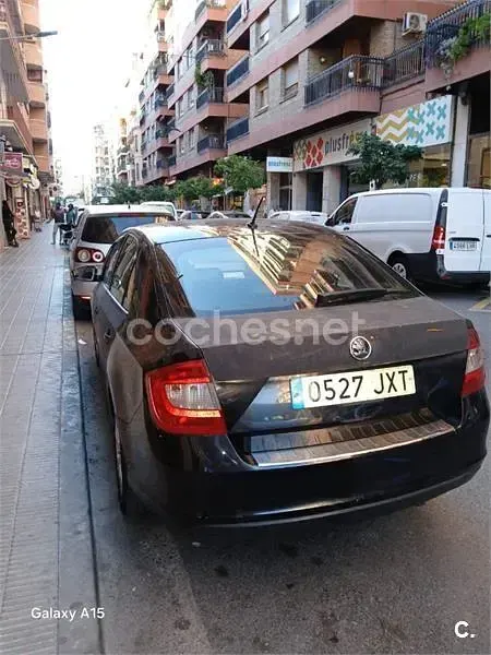 Usado Skoda Rapid Active 116 CV (85 kW) 2017 Negro Utilitario