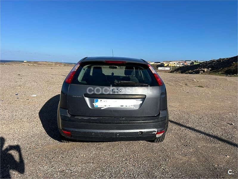 Usado Ford Focus Trend 100 CV (73 kW) 2005 Gris / plata Berlina