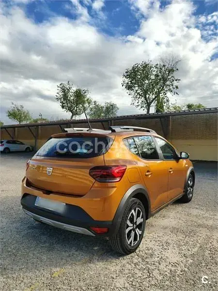 Usado Dacia Sandero Comfort 101 CV (74 kW) 2021 Naranja Berlina