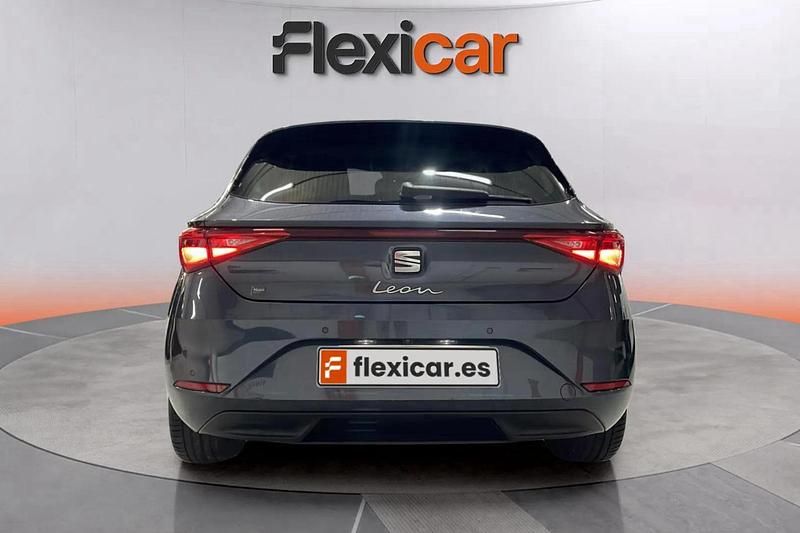 Usado Seat Leon Style 130 CV (95 kW) 2022 Gris Utilitario