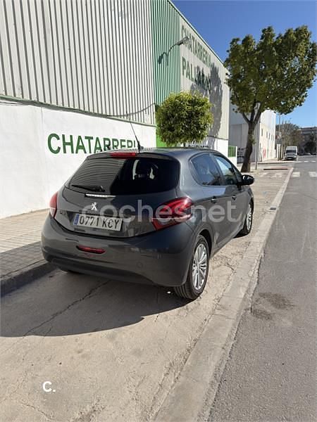 Usado Peugeot 208 Style 100 CV (73 kW) 2017 Gris / plata Utilitario