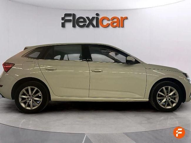 Usado Skoda Scala Ambition 110 CV (80 kW) 2021 Blanco Utilitario
