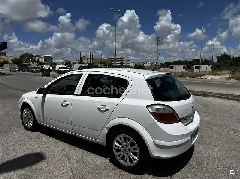 Usado Opel Astra Enjoy 95 CV (69 kW) 2009 Blanco Berlina