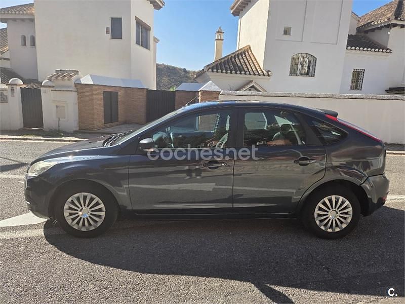 Usado Ford Focus Trend 115 CV (84 kW) 2010 Gris / plata Berlina