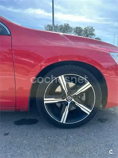 Usado Volvo V60 R-Design Momentum 150 CV (110 kW) 2018 Rojo Familiar